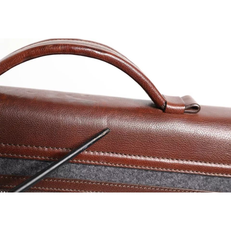 Front view with bag zipped and handles upright.