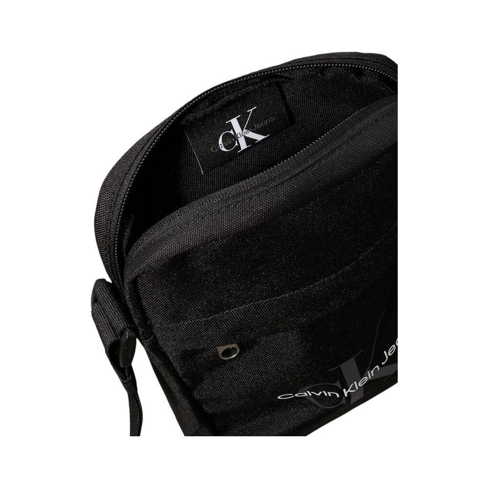 Front view with bag zipped and handles upright.