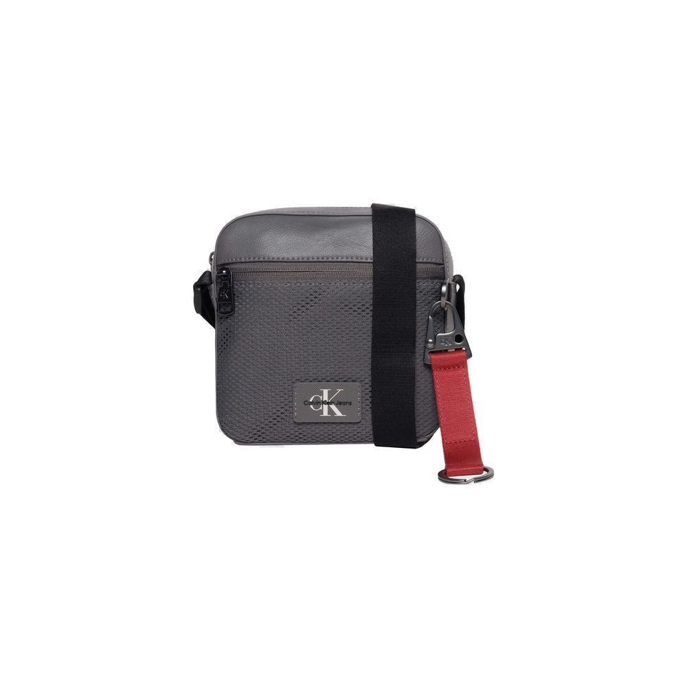 Front view with bag zipped and handles upright.