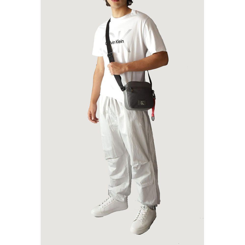Front view with bag zipped and handles upright.