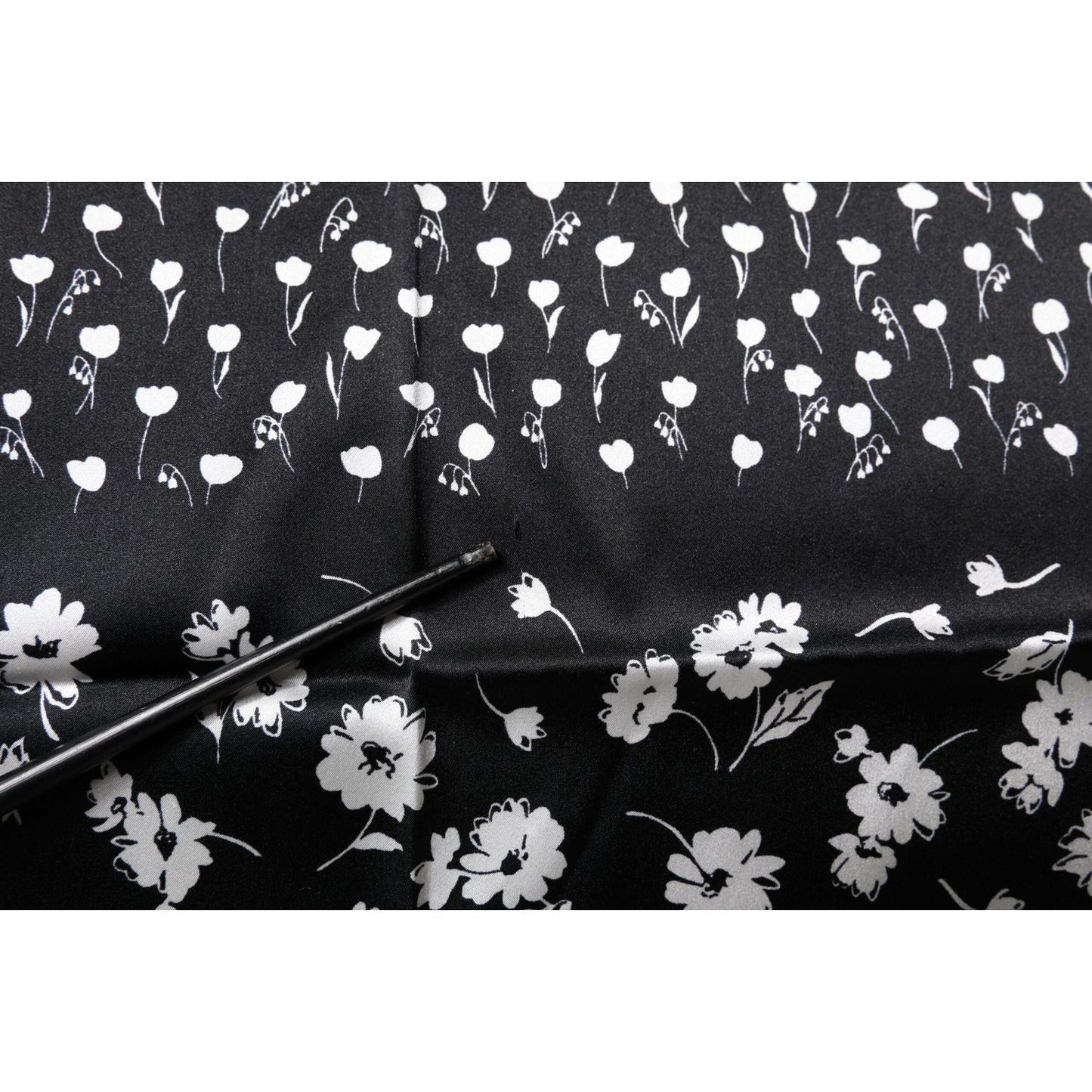 Dolce & Gabbana Black Floral Silk Square Wrap Shawl Scarf MS7192