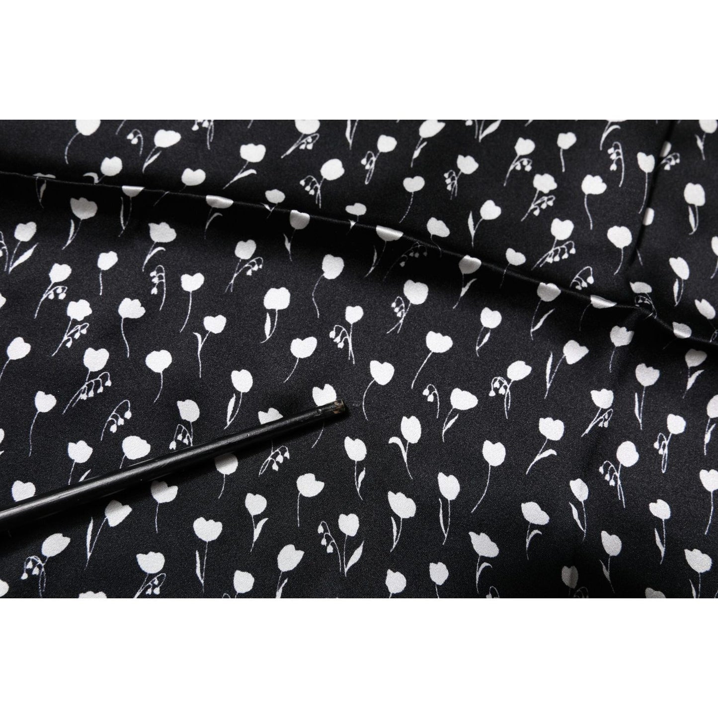 Dolce & Gabbana Black Floral Silk Square Wrap Shawl Scarf MS7192
