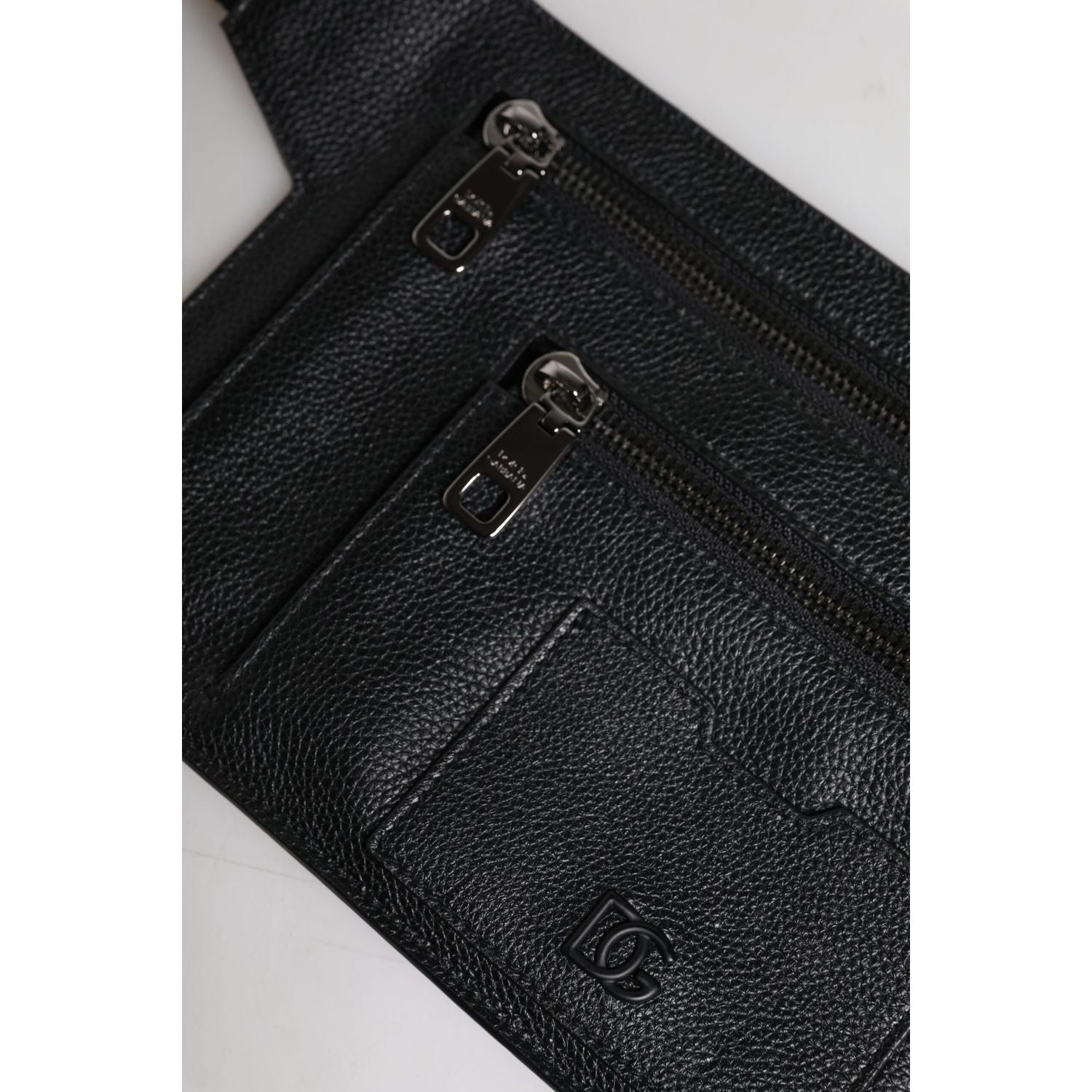 Front view with bag zipped and handles upright.