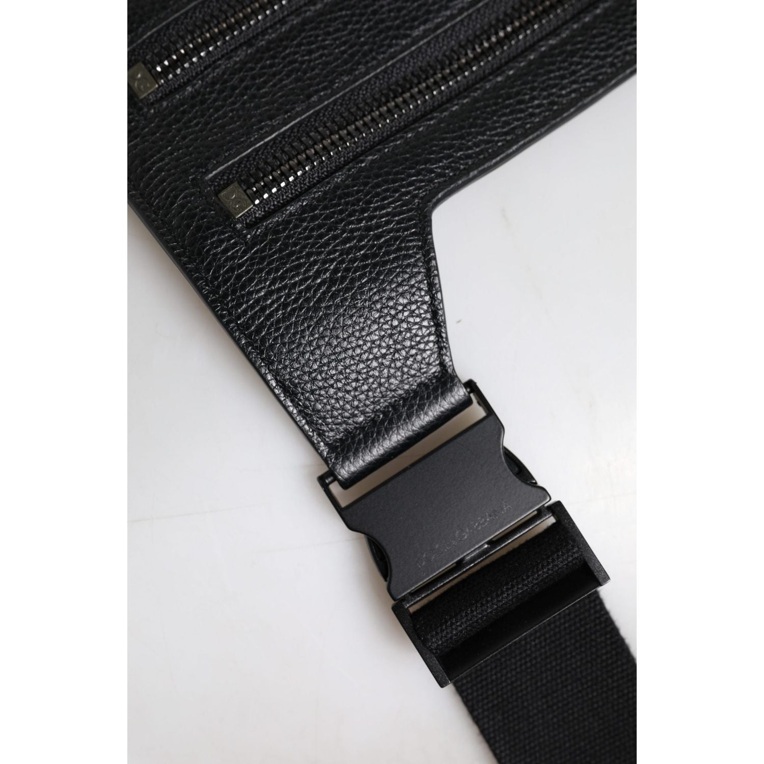 Front view with bag zipped and handles upright.
