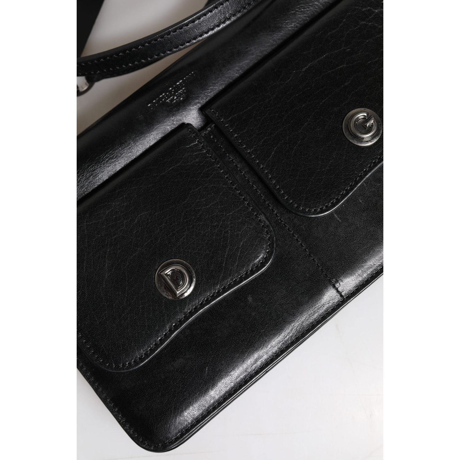 Front view with bag zipped and handles upright.