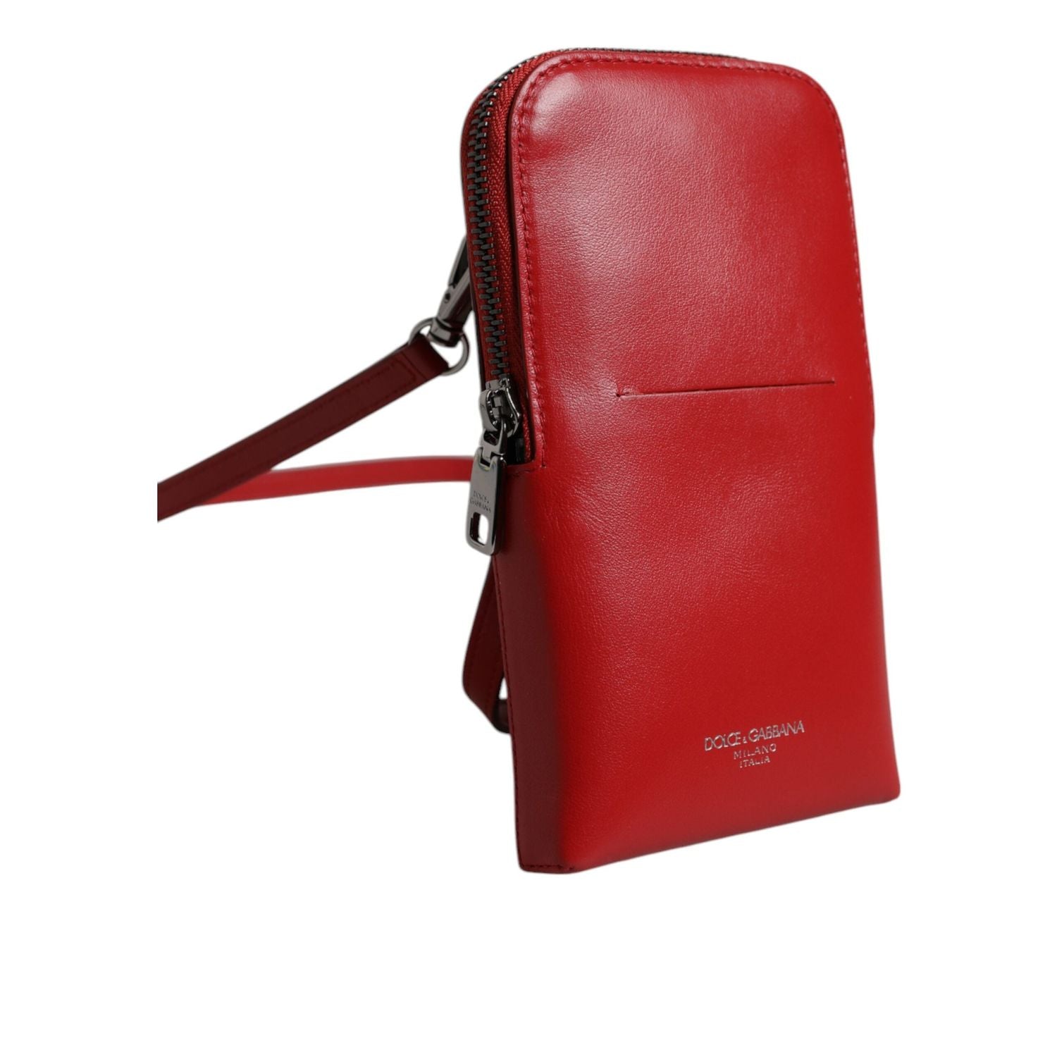 Front view with bag zipped and handles upright.
