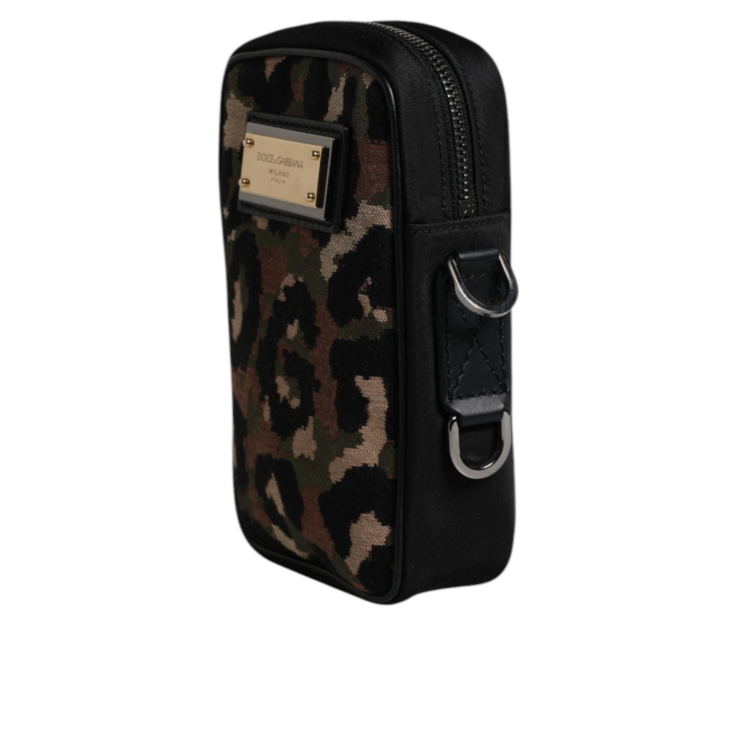 Front view with bag zipped and handles upright.