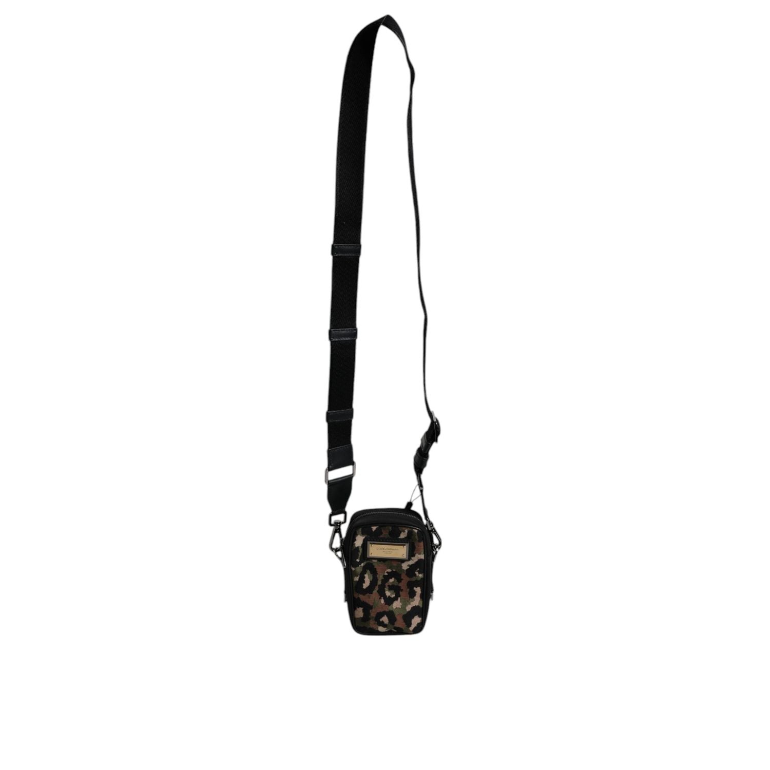 Front view with bag zipped and handles upright.