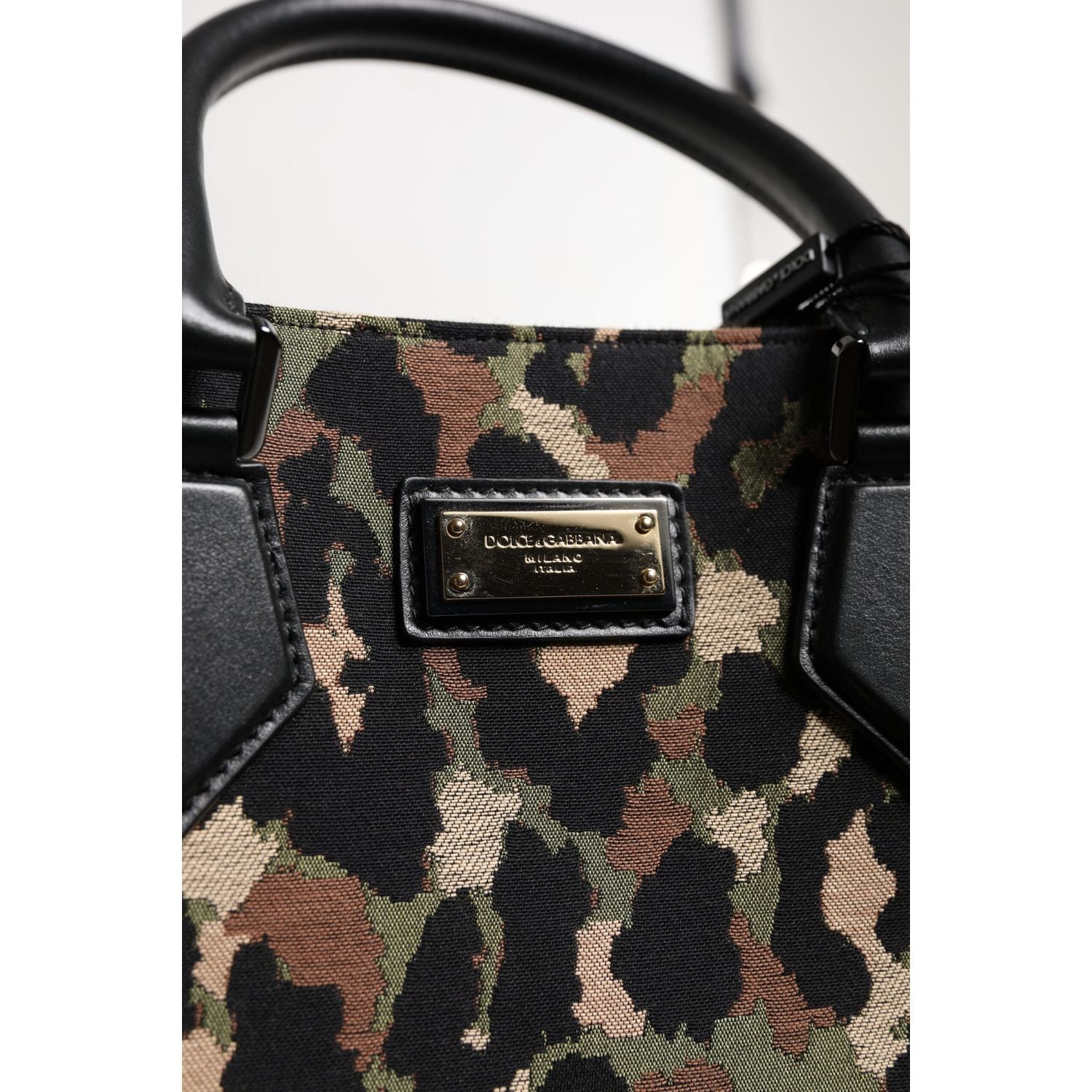Front view with bag zipped and handles upright.
