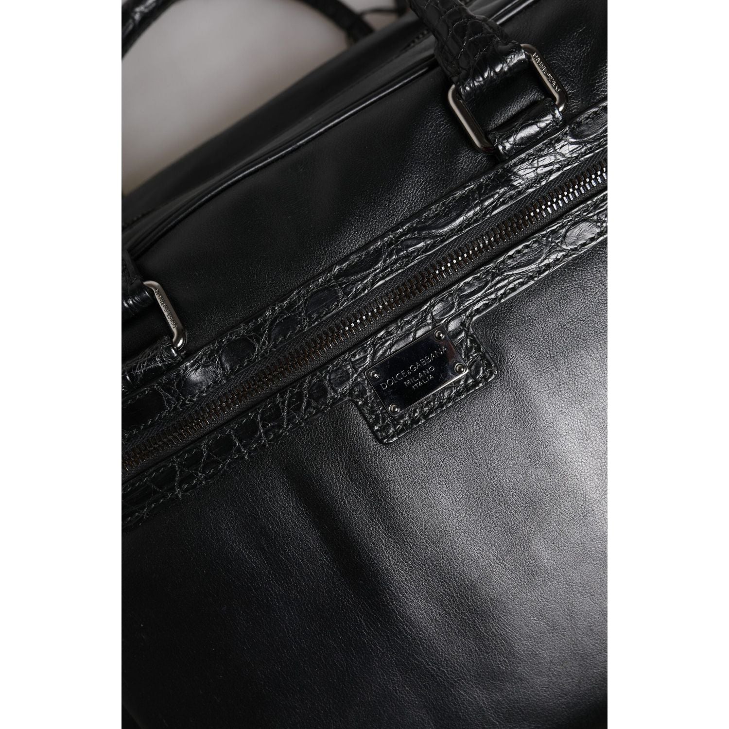 Front view with bag zipped and handles upright.