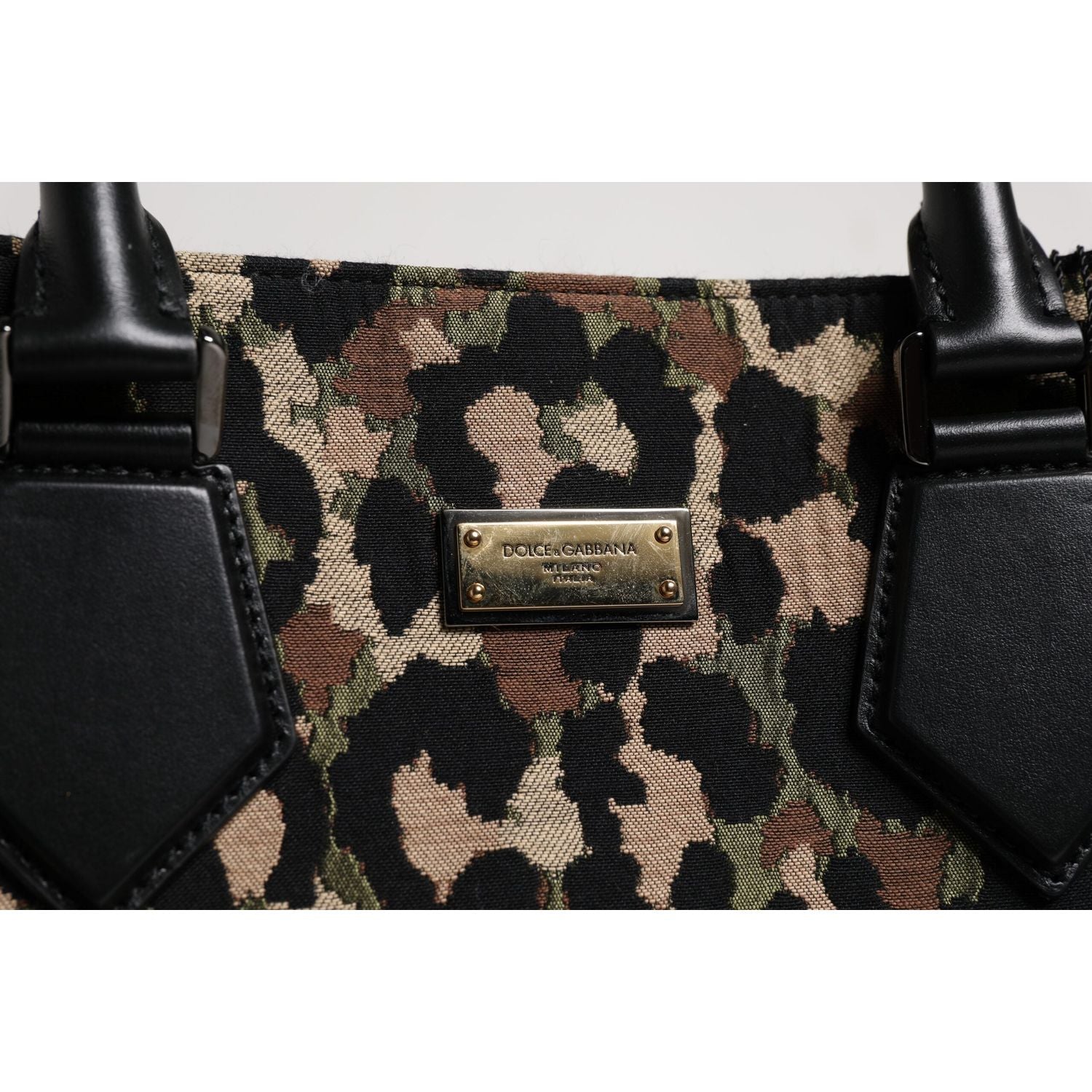 Front view with bag zipped and handles upright.