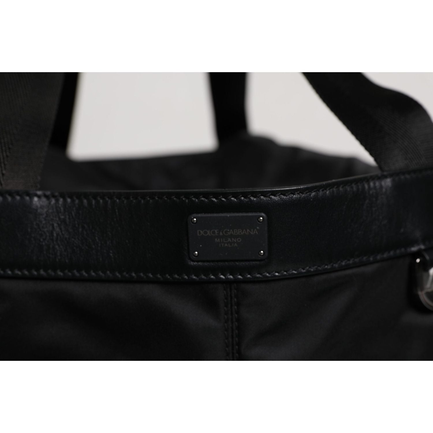 Front view with bag zipped and handles upright.