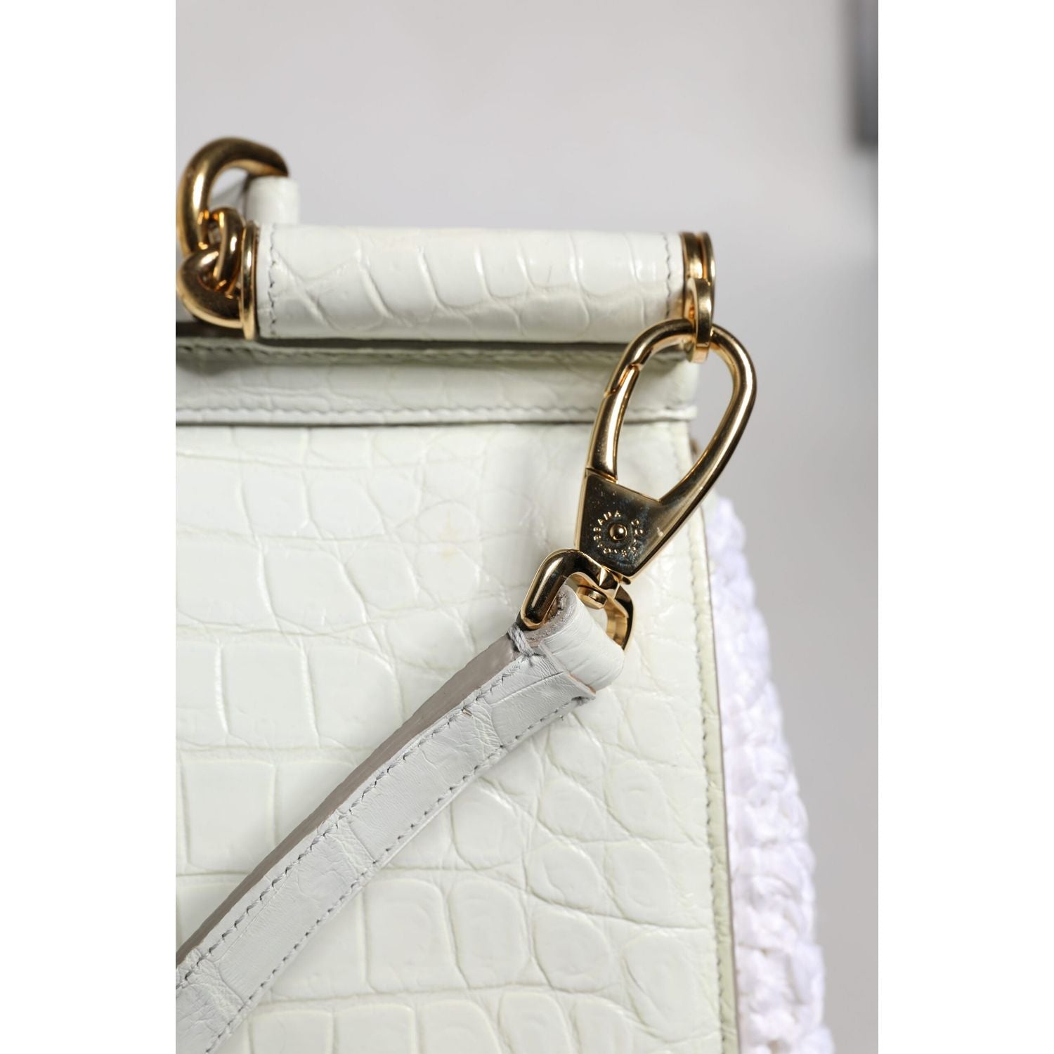Front view with bag zipped and handles upright.