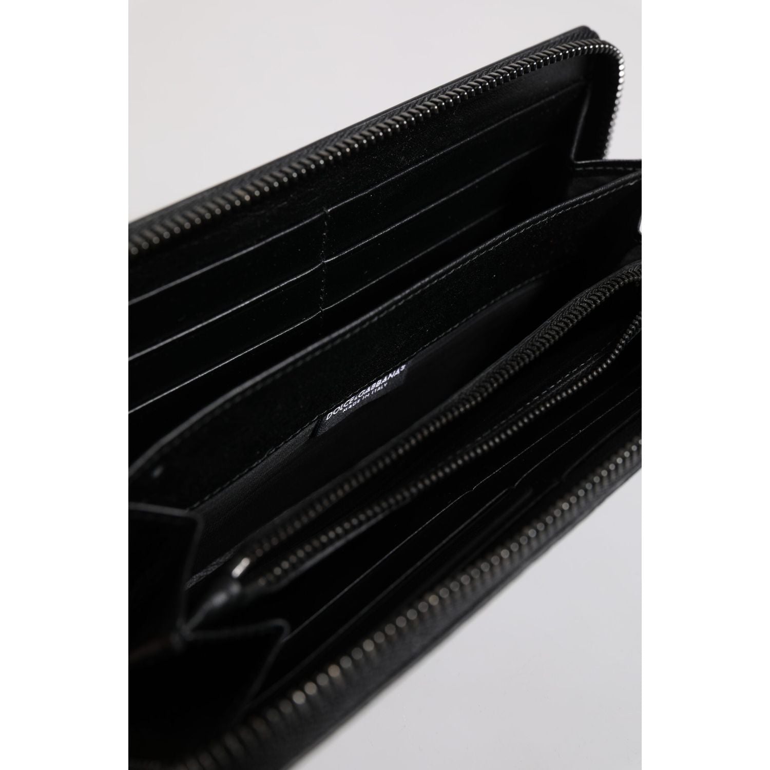 Front view with bag zipped and handles upright.
