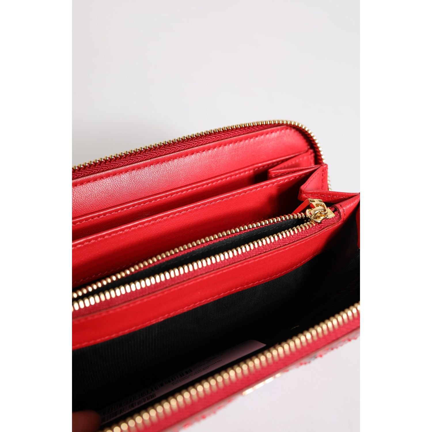 Front view with bag zipped and handles upright.