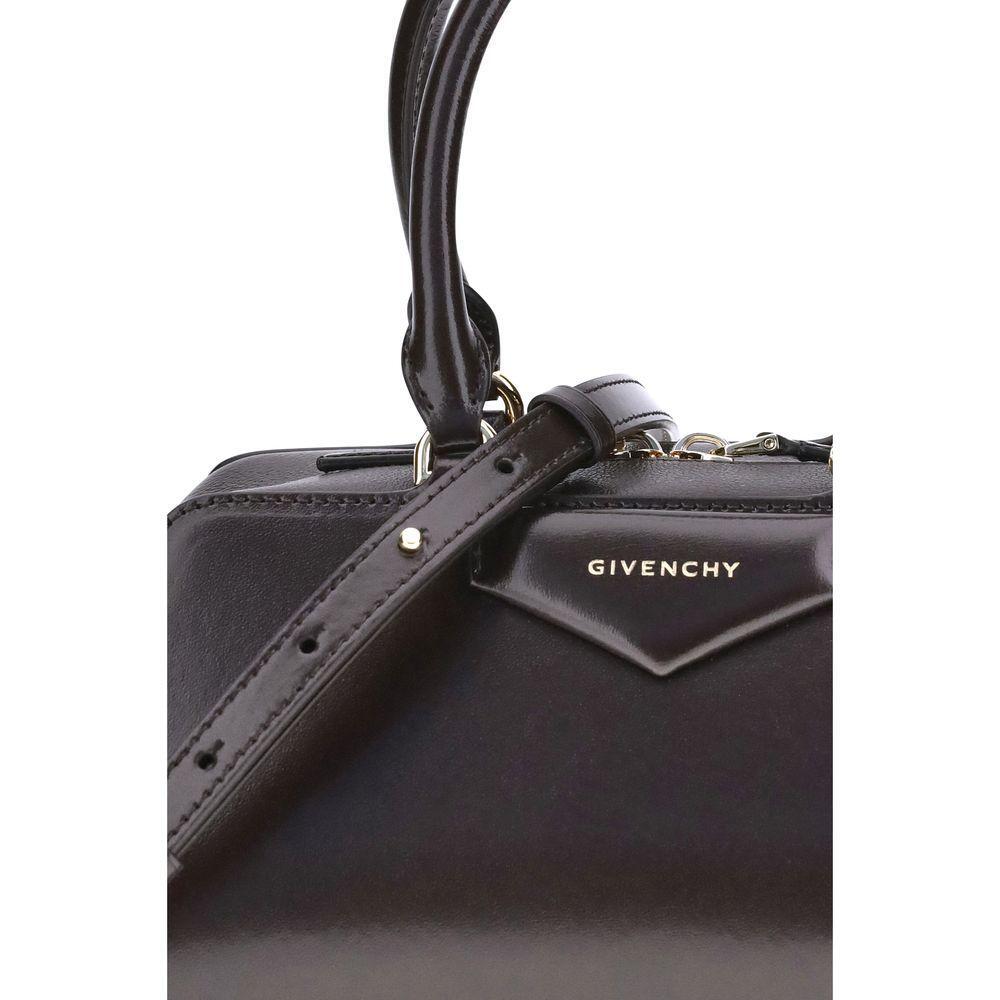 Front view with bag zipped and handles upright.