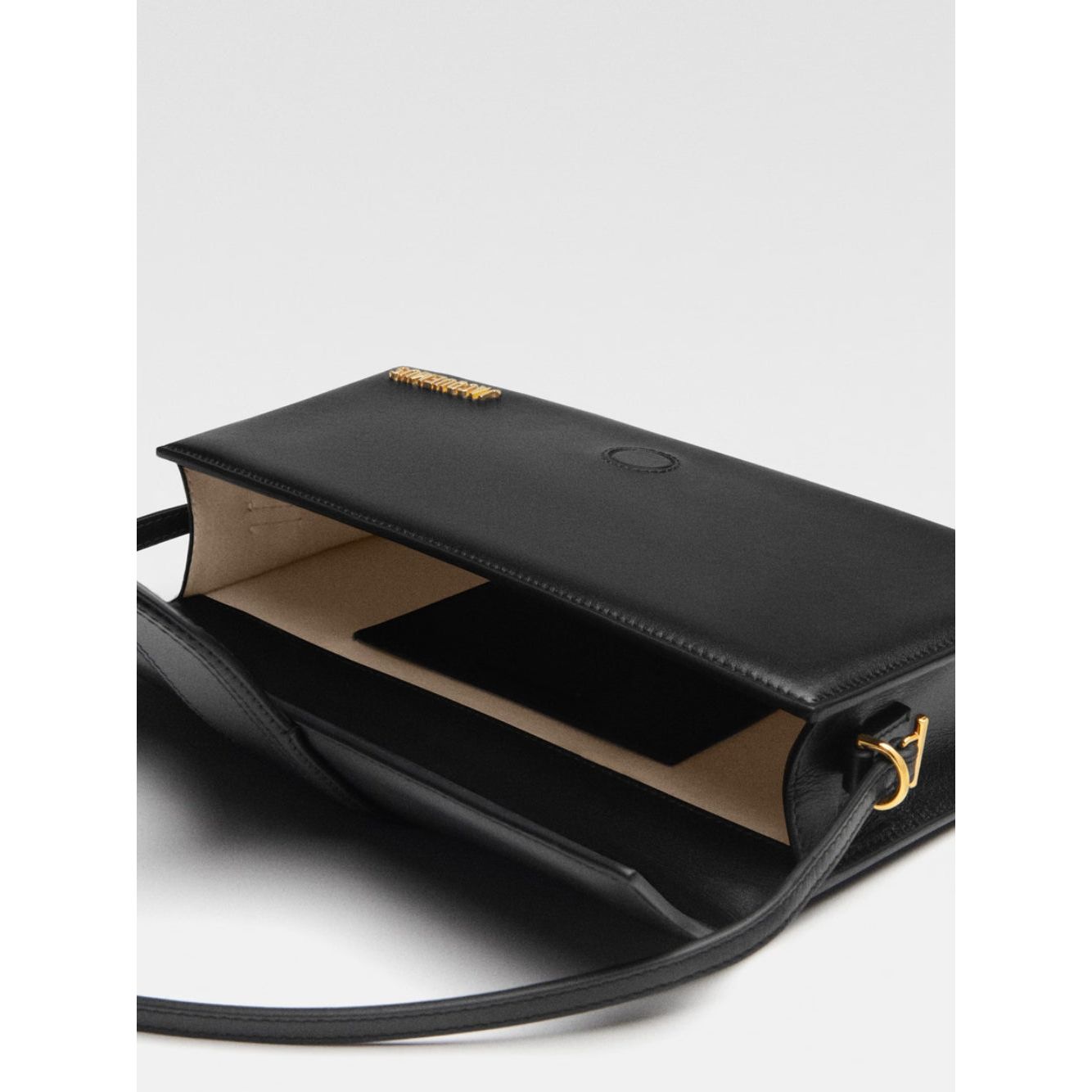 Front view with bag zipped and handles upright.