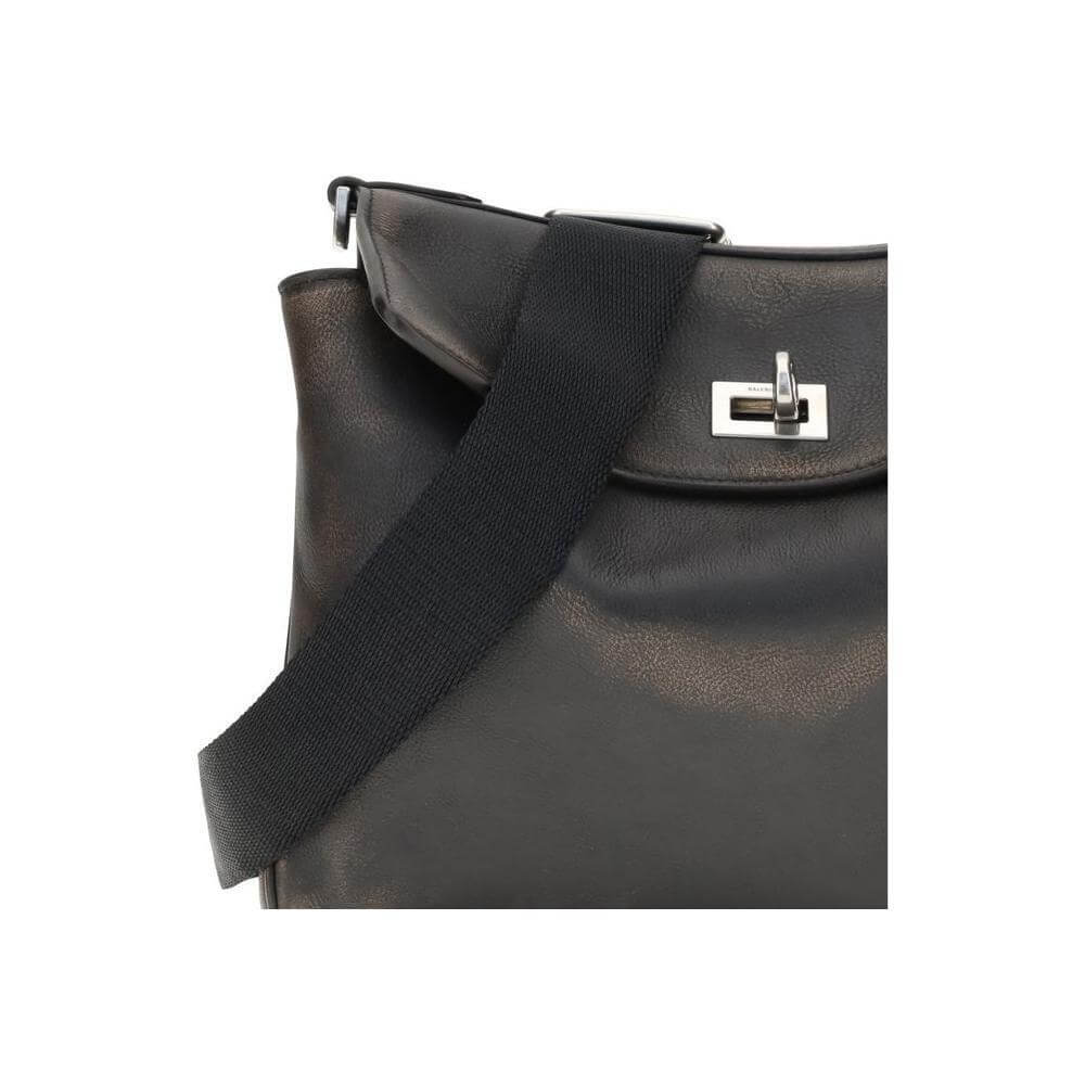 Front view with bag zipped and handles upright.