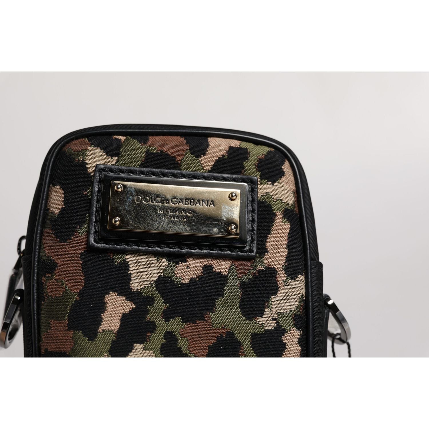 Front view with bag zipped and handles upright.