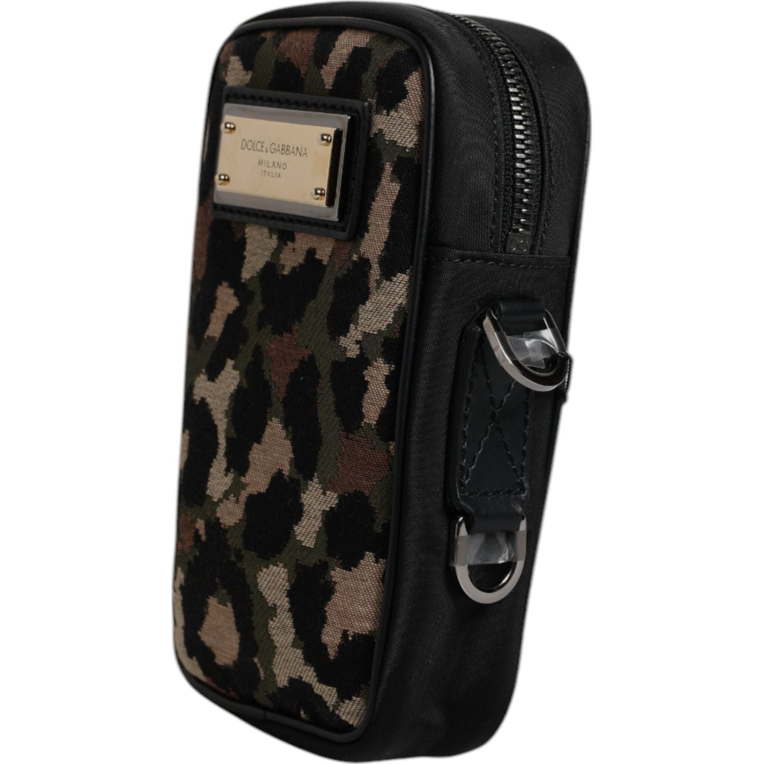 Front view with bag zipped and handles upright.
