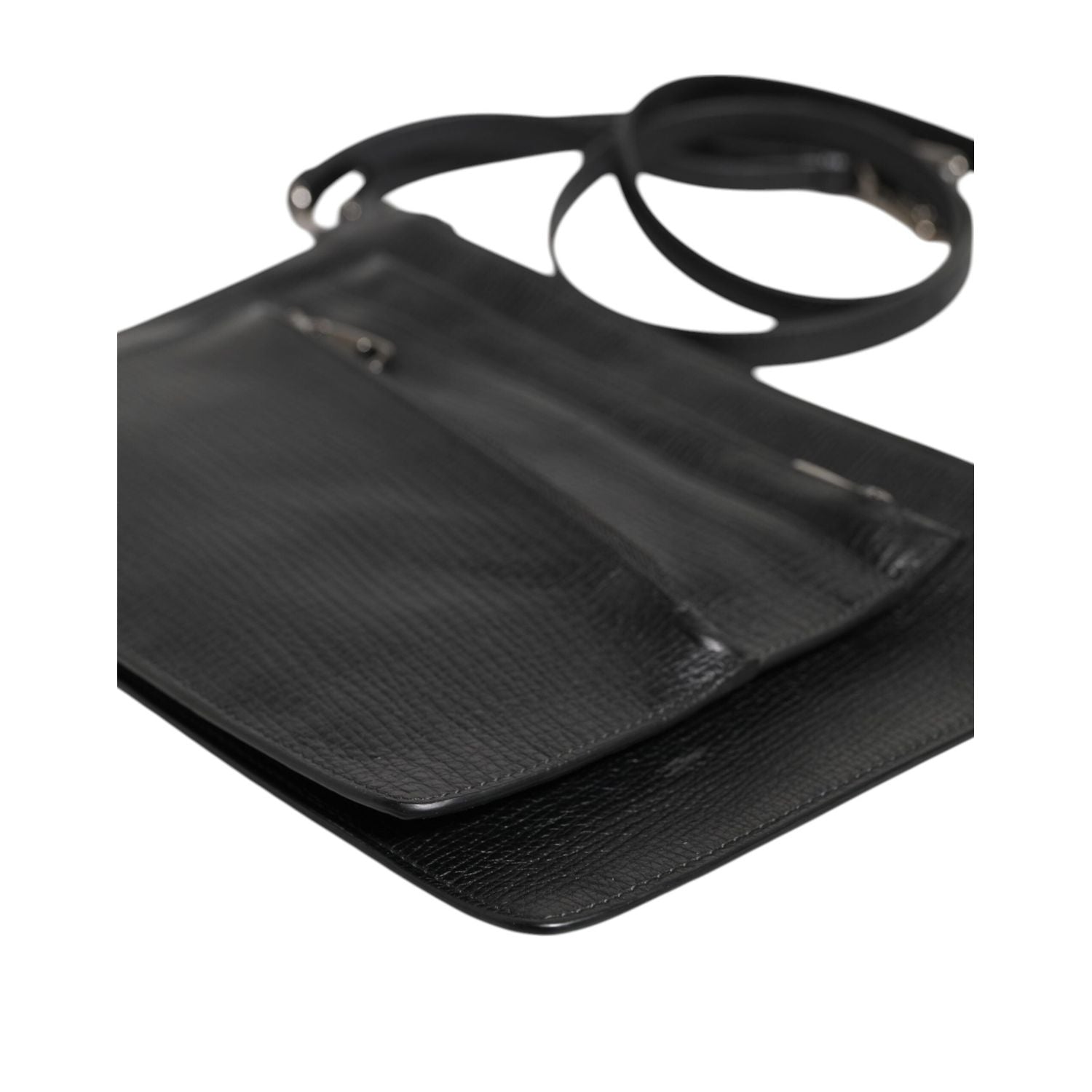 Front view with bag zipped and handles upright.