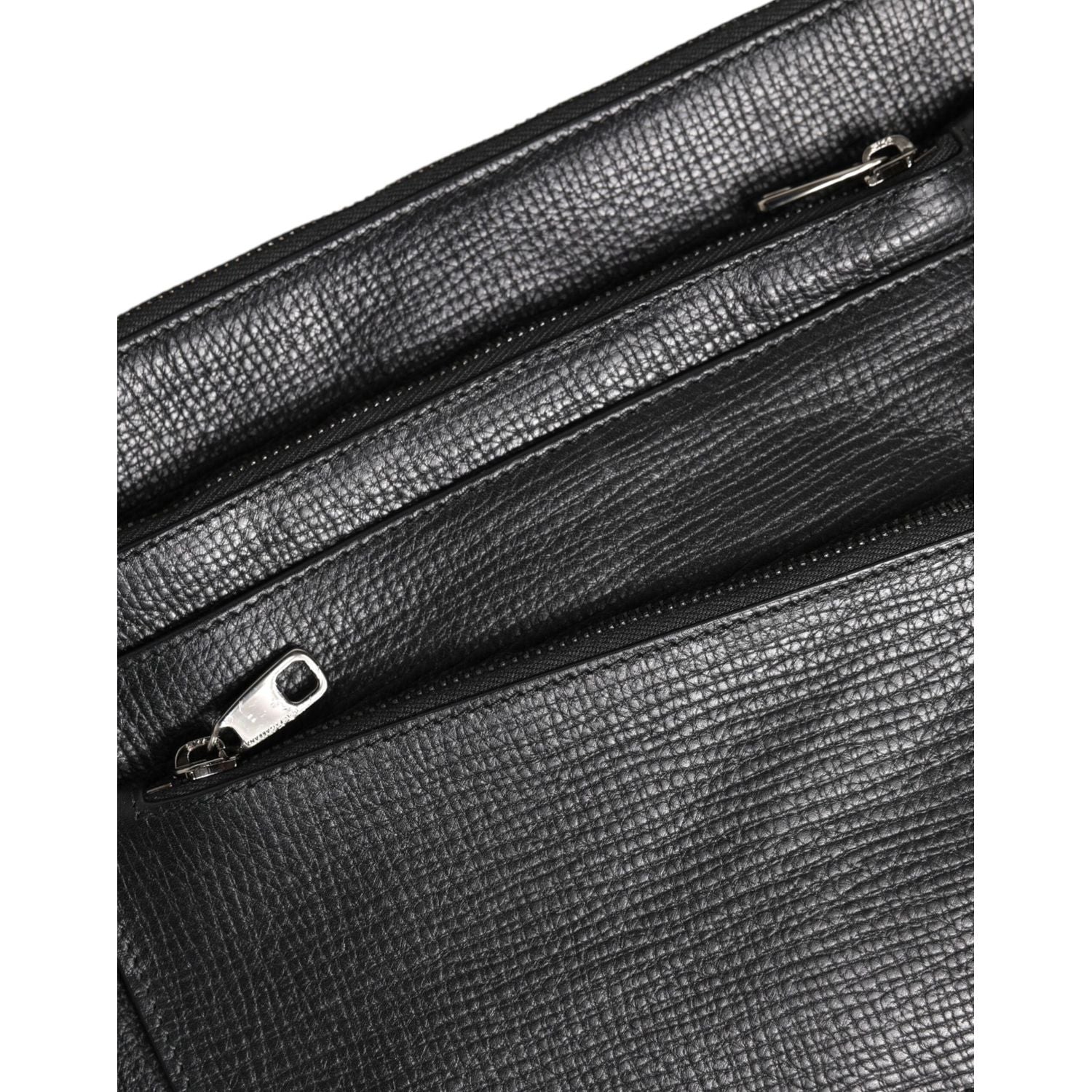 Front view with bag zipped and handles upright.