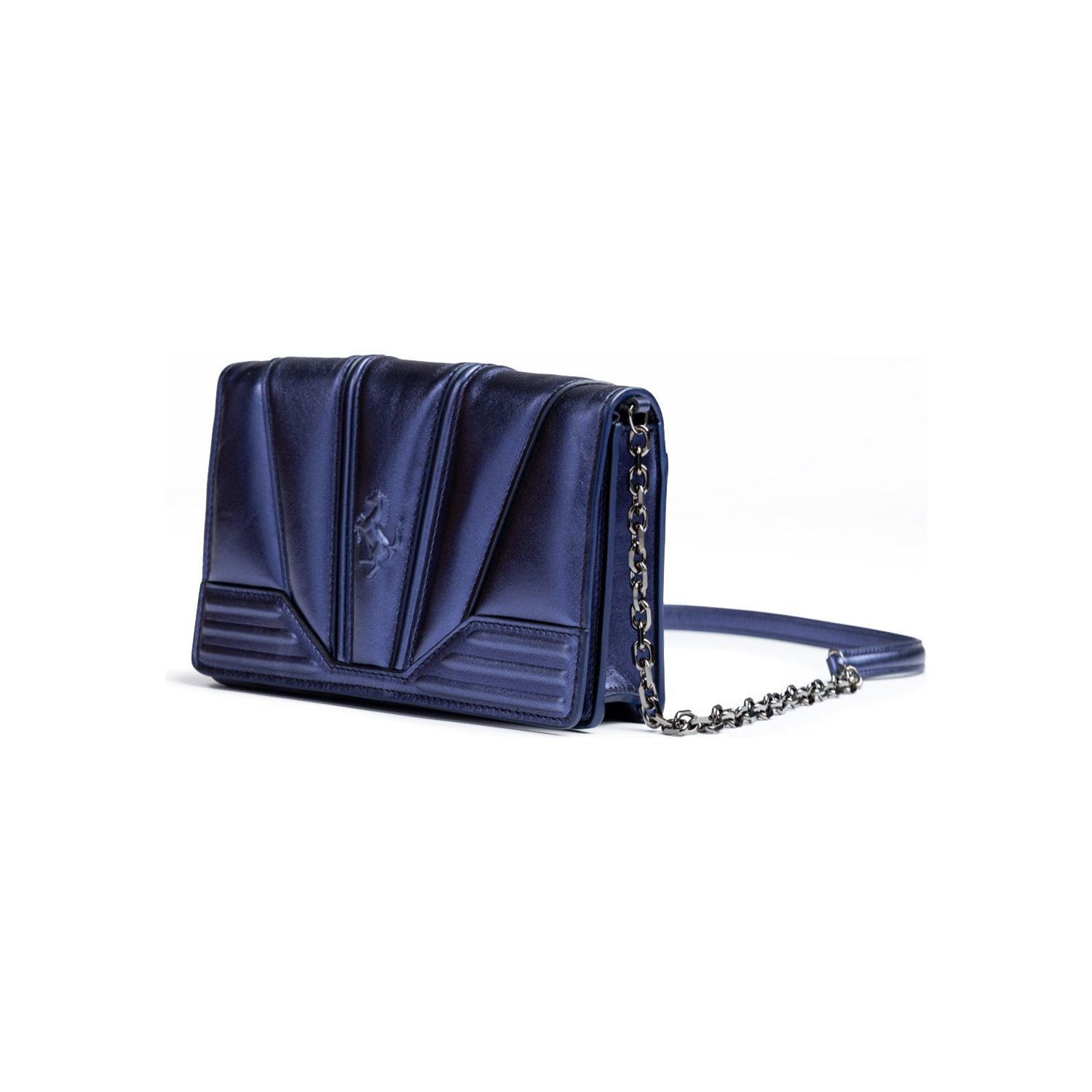 Front view with bag zipped and handles upright.
