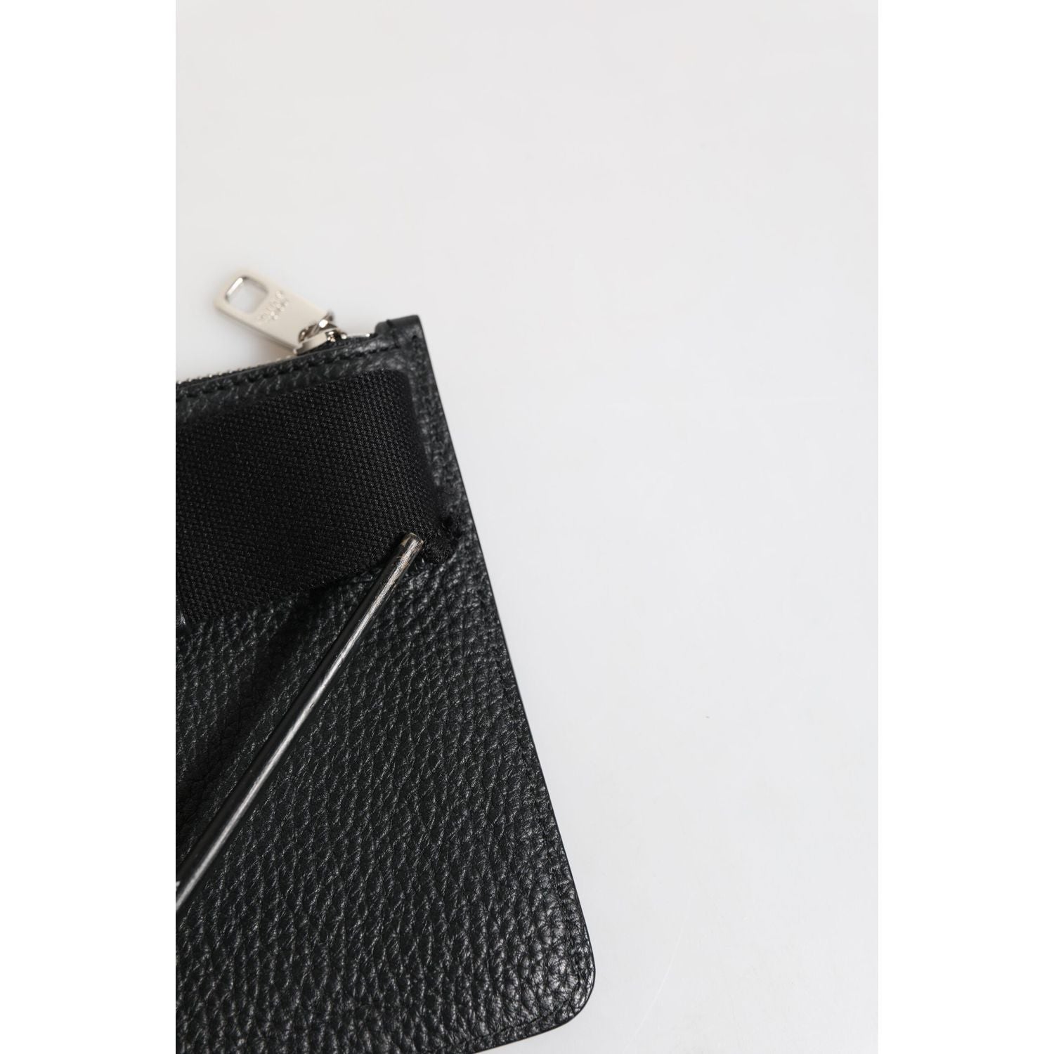Front view with bag zipped and handles upright.