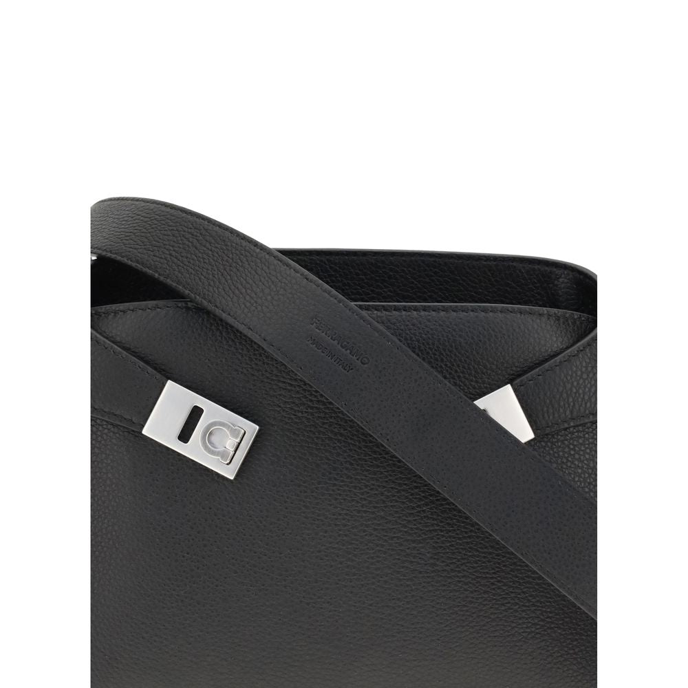 Front view with bag zipped and handles upright.