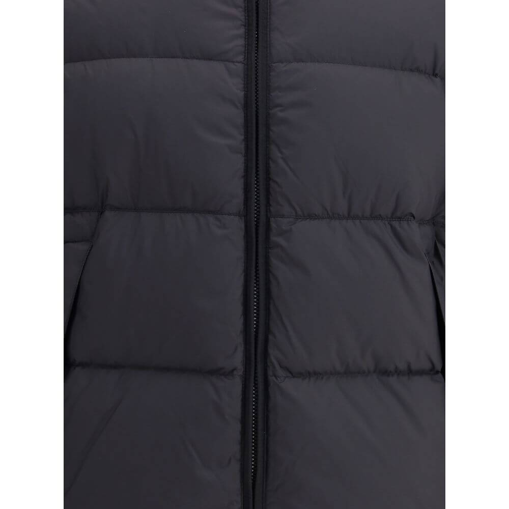 Front view with bag zipped and handles upright.