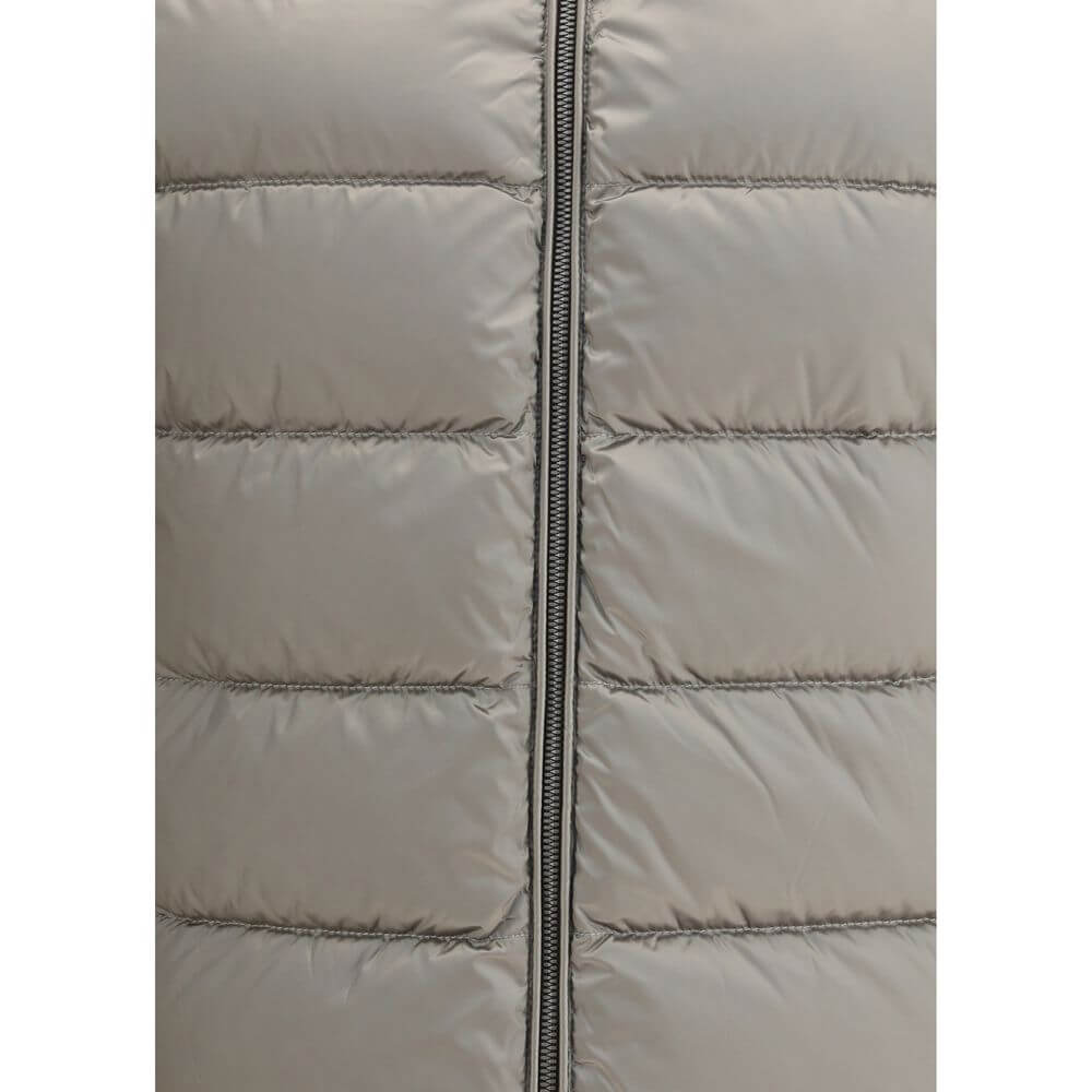 Front view with bag zipped and handles upright.