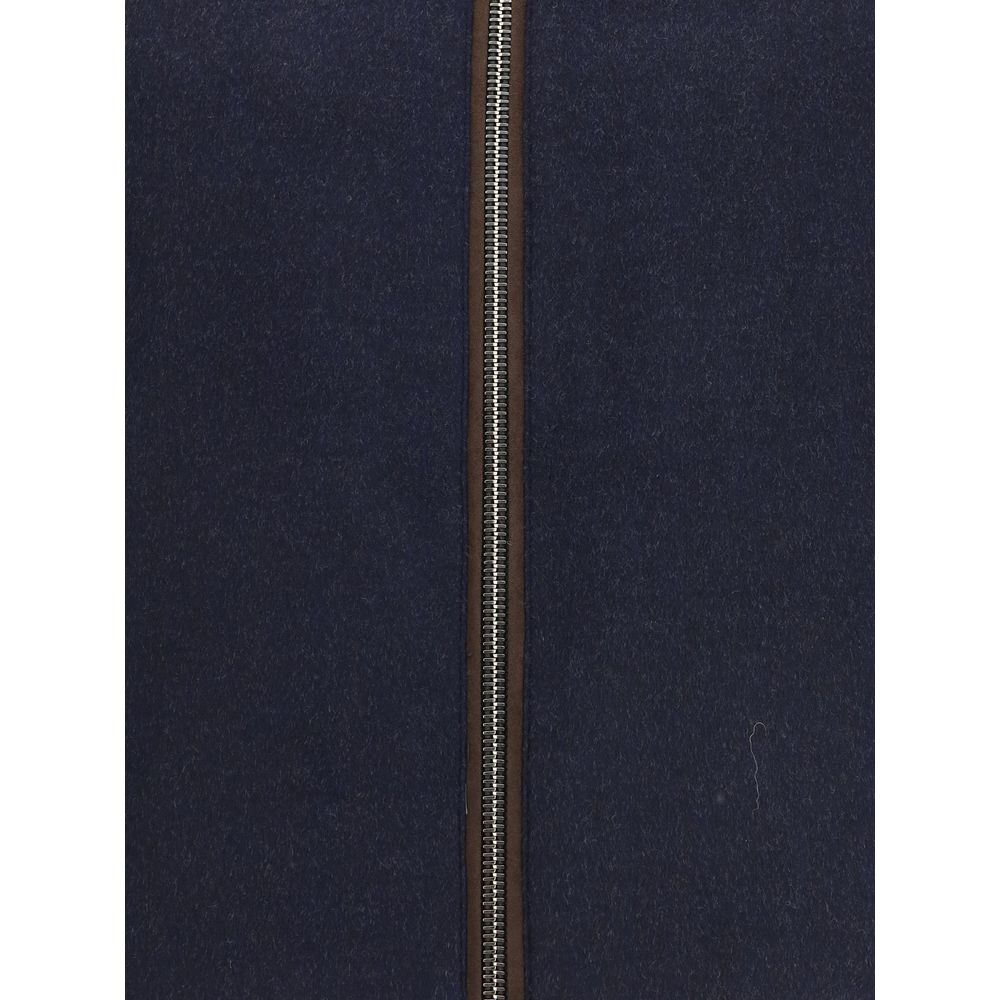 Front view with bag zipped and handles upright.