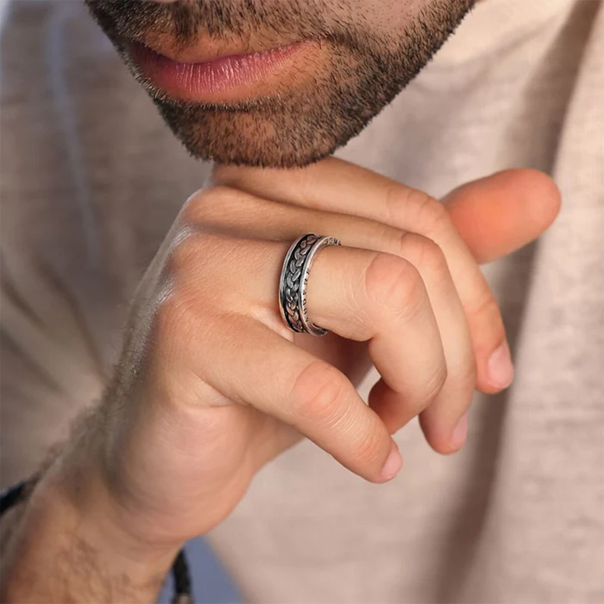 Man wearing ALBERT M. JEWELS JEWELRY Mod. WSOX00577.S-20 ring on finger, elegant design