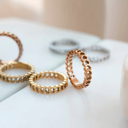 AN JEWELS JEWELRY Mod. AL.RSC01SYR-7 gold and silver rings on display