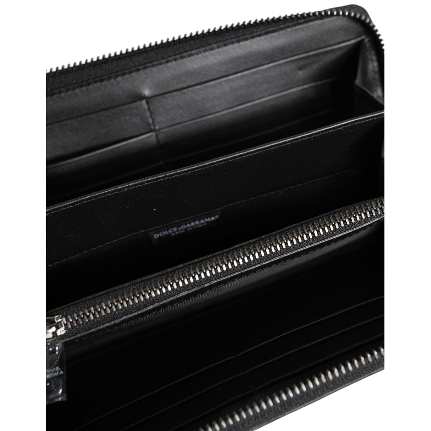Front view with bag zipped and handles upright.