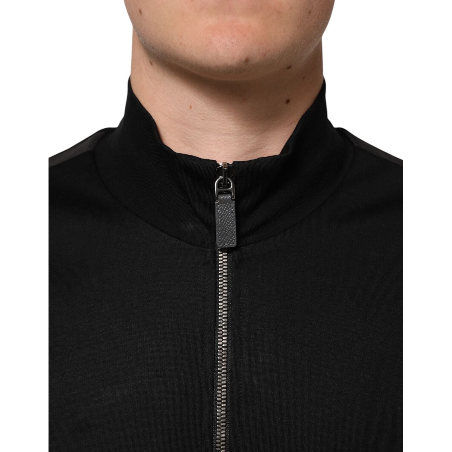 Front view with bag zipped and handles upright.