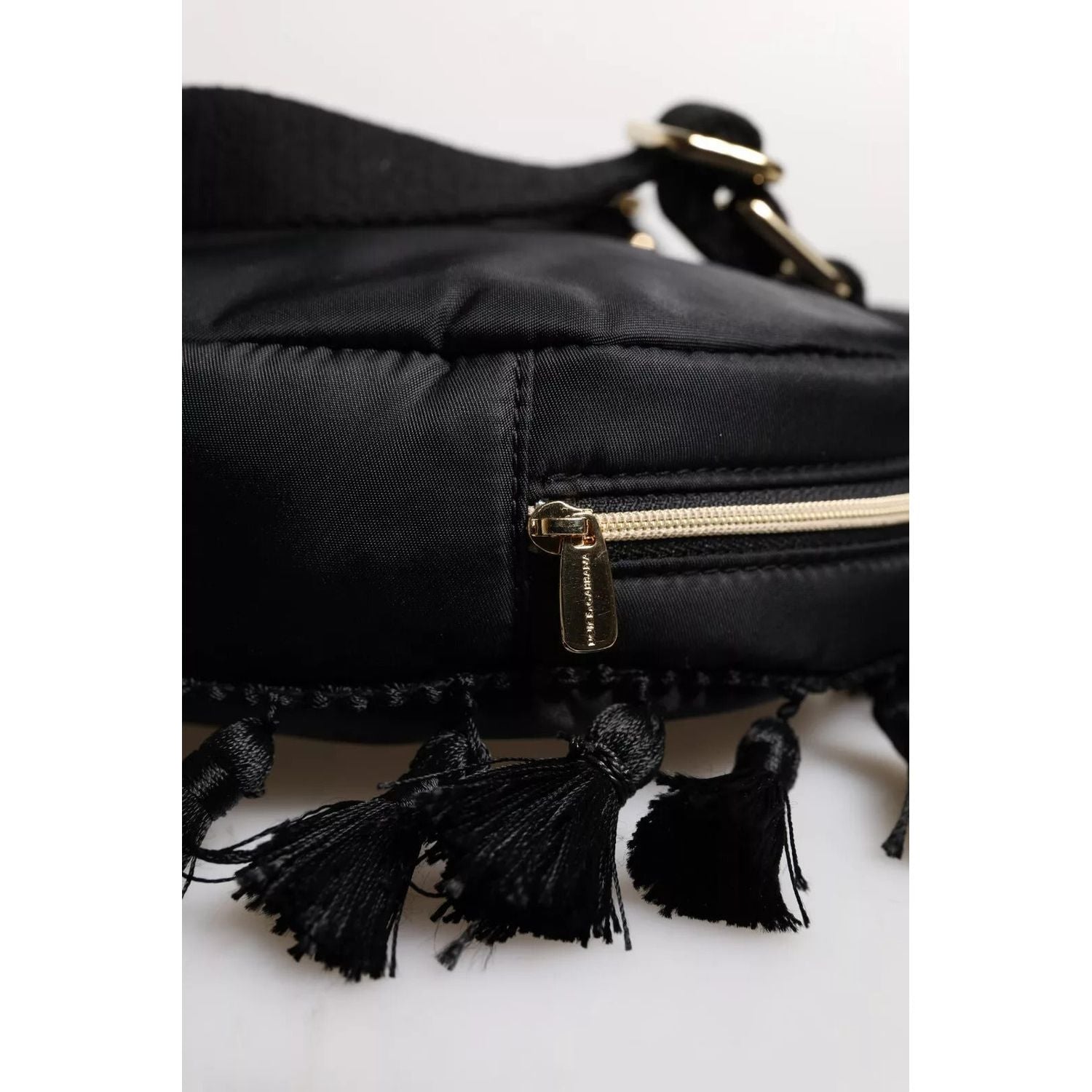 Front view with bag zipped and handles upright.