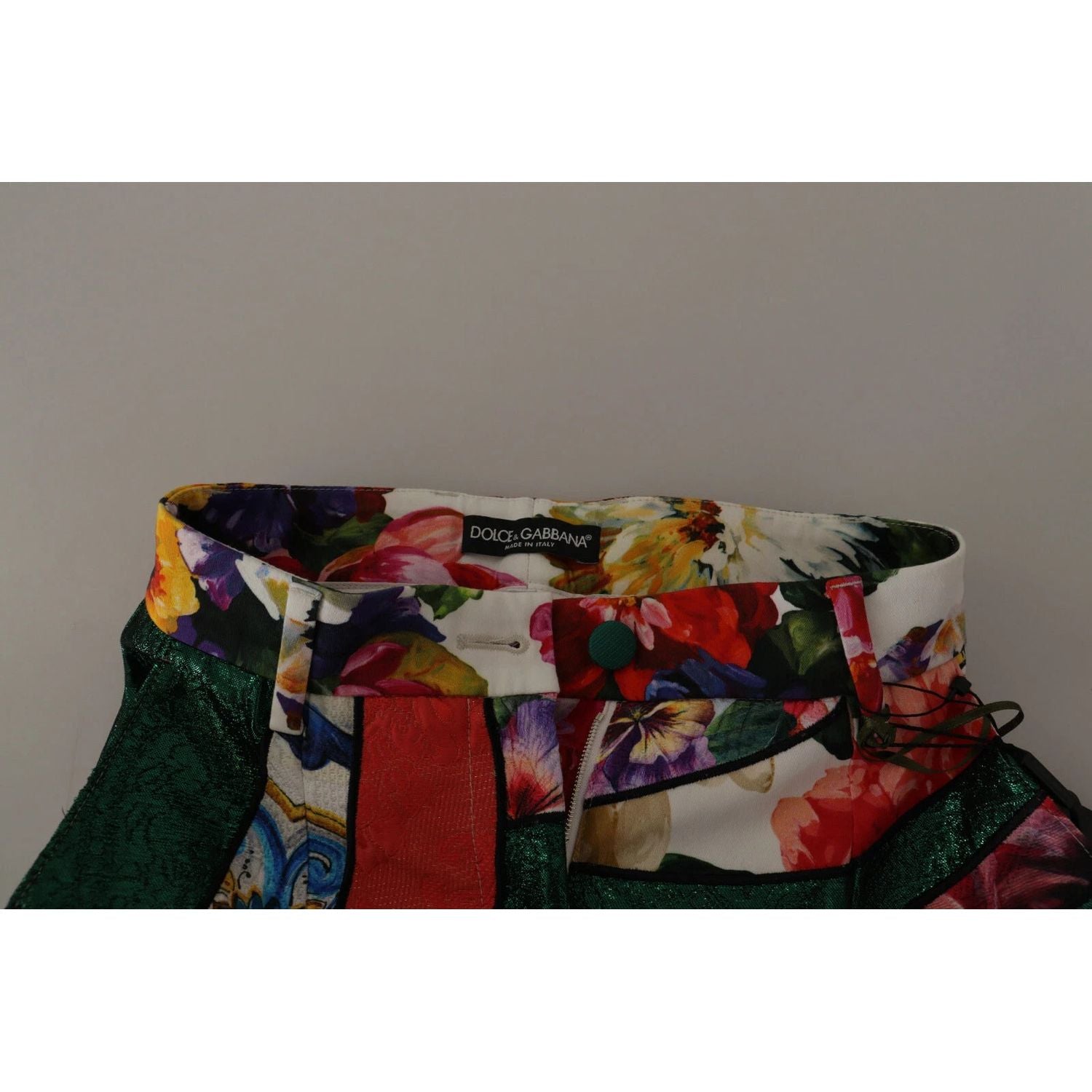 Front view with bag zipped and handles upright.