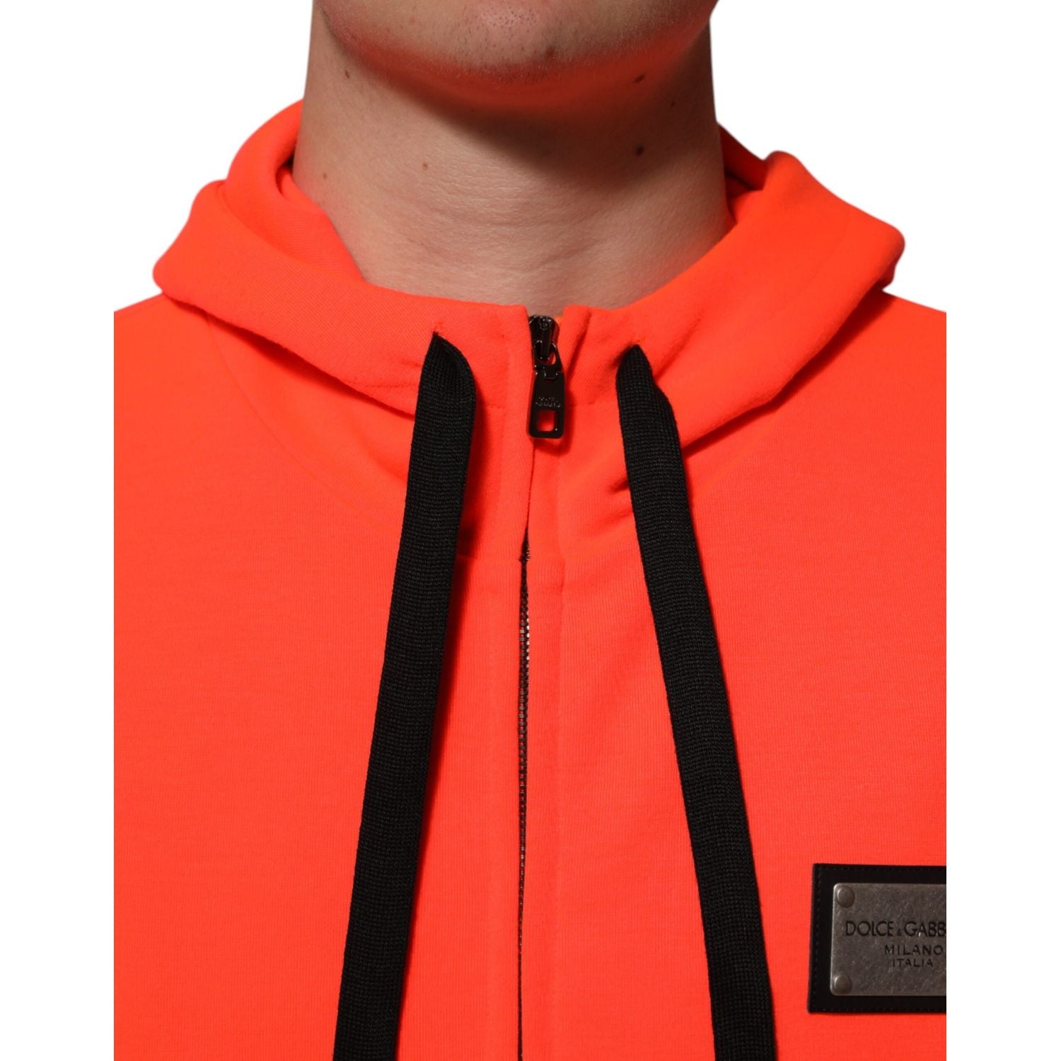 Front view with bag zipped and handles upright.