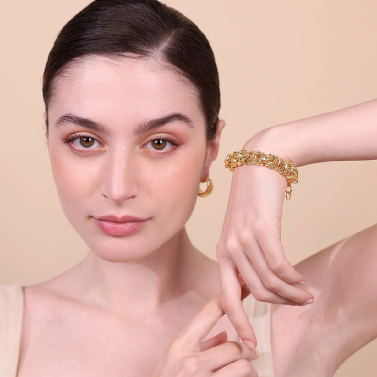 Model showcasing ETRUSCA JEWELS JEWELRY Mod. WSET00749.YG bracelet, wearing elegant gold jewelry.