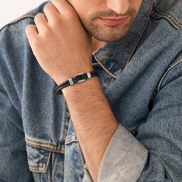 Close-up of man wearing denim jacket and FOSSIL JEWELS JEWELRY Mod. JF04202040 on wrist