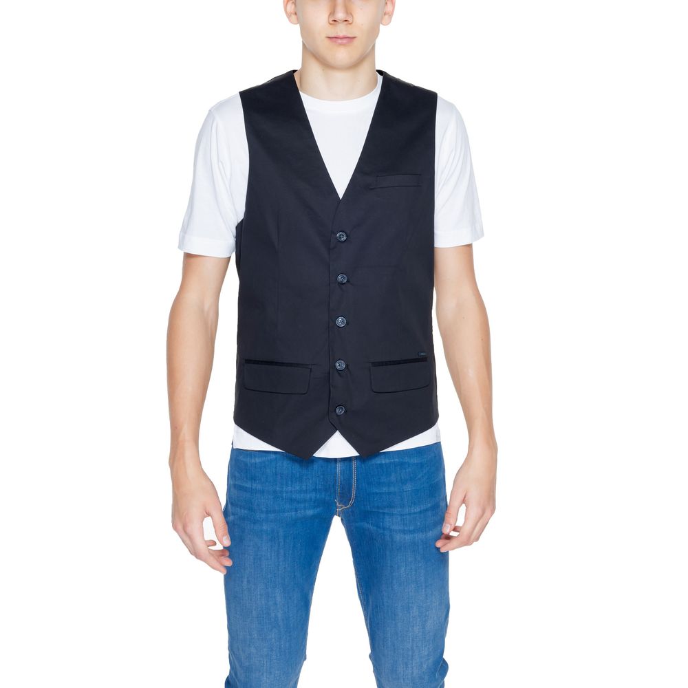 Front view with bag zipped and handles upright.
