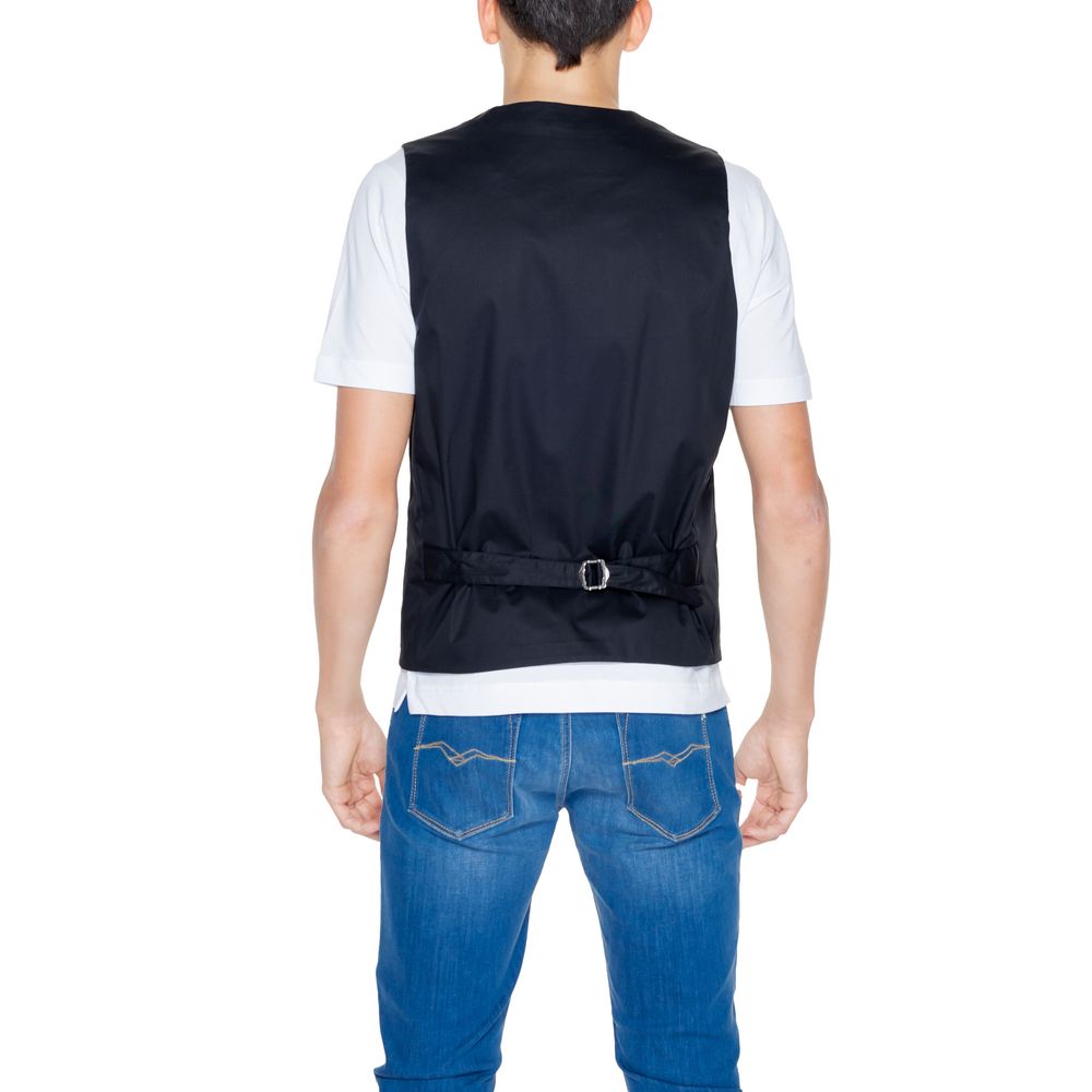 Front view with bag zipped and handles upright.