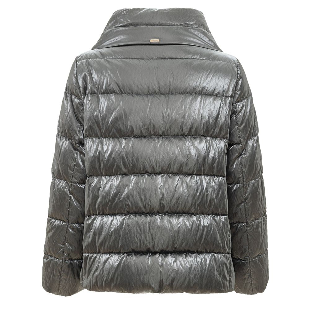 Front view with bag zipped and handles upright.