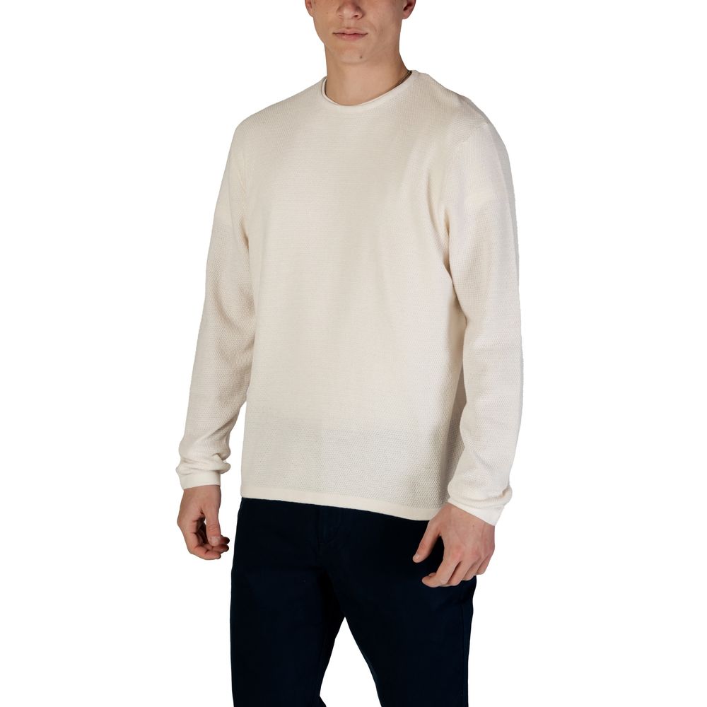 Alt Tag: Man wearing Jack Jones White Cotton Sweatshirt with crew neck and regular fit.