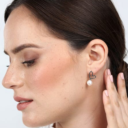 Woman wearing LA PETITE STORY JEWELRY Mod. LPS02AQM24 heart and pearl earring