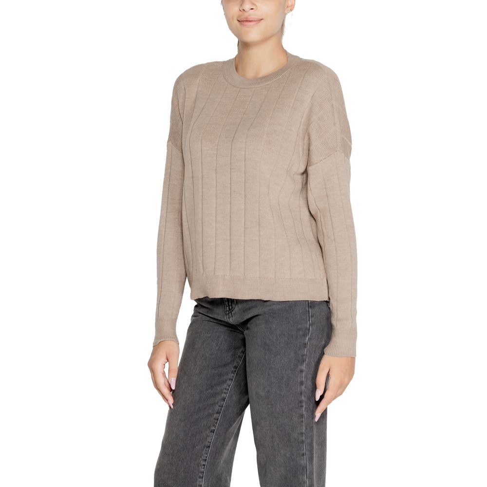 Woman wearing Only Beige Marabou Sweatshirt with ribbed texture and crew neck, perfect for casual and refined looks.