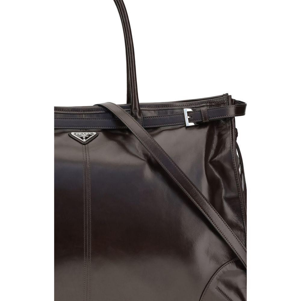 Front view with bag zipped and handles upright.
