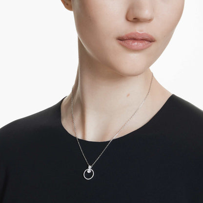 Elegant lady wearing a silver necklace with circular pendant