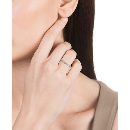 Woman wearing VICEROY JEWELS Mod. 7130A016-38 silver ring, gender: lady, showcasing elegant design and style.